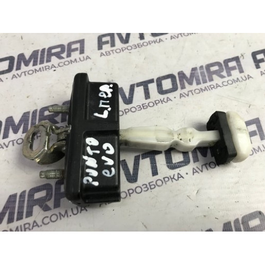 Обмежувач дверей передніх лівих та правих Fiat Punto 2005-2018 51961550